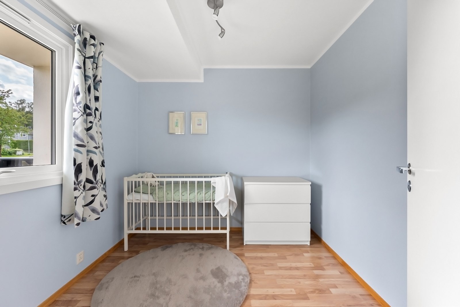 Soverom 4 ligger innenfor stuen. Her er det muligheter for møblering med seng, nattbord og garderobe eller annet etter ønske. Galleribilde