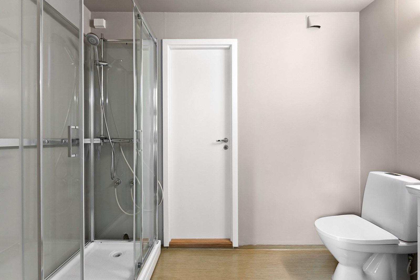 Det er to innganger til dette badet, en fra hovedsoverommet og en fra kjøkkenet. Galleribilde