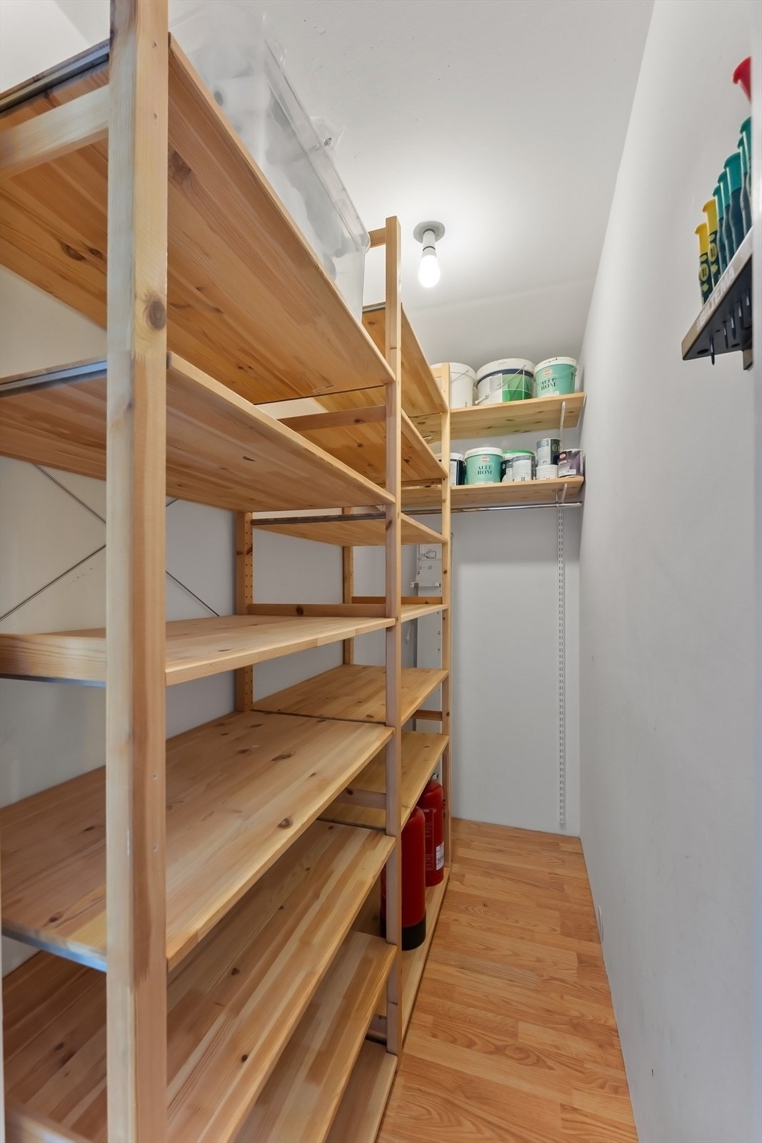 Praktisk bod i entréen med romslige hyller som rommer mye. Galleribilde