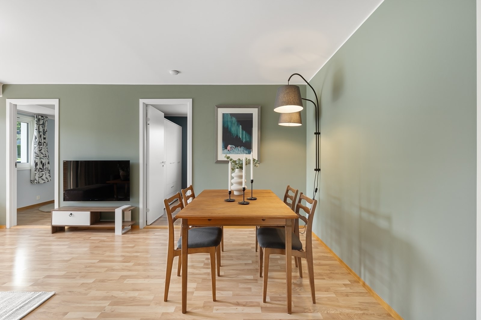 Det er også plass til en spisestue i stuen hvis man ønsker det. Galleribilde