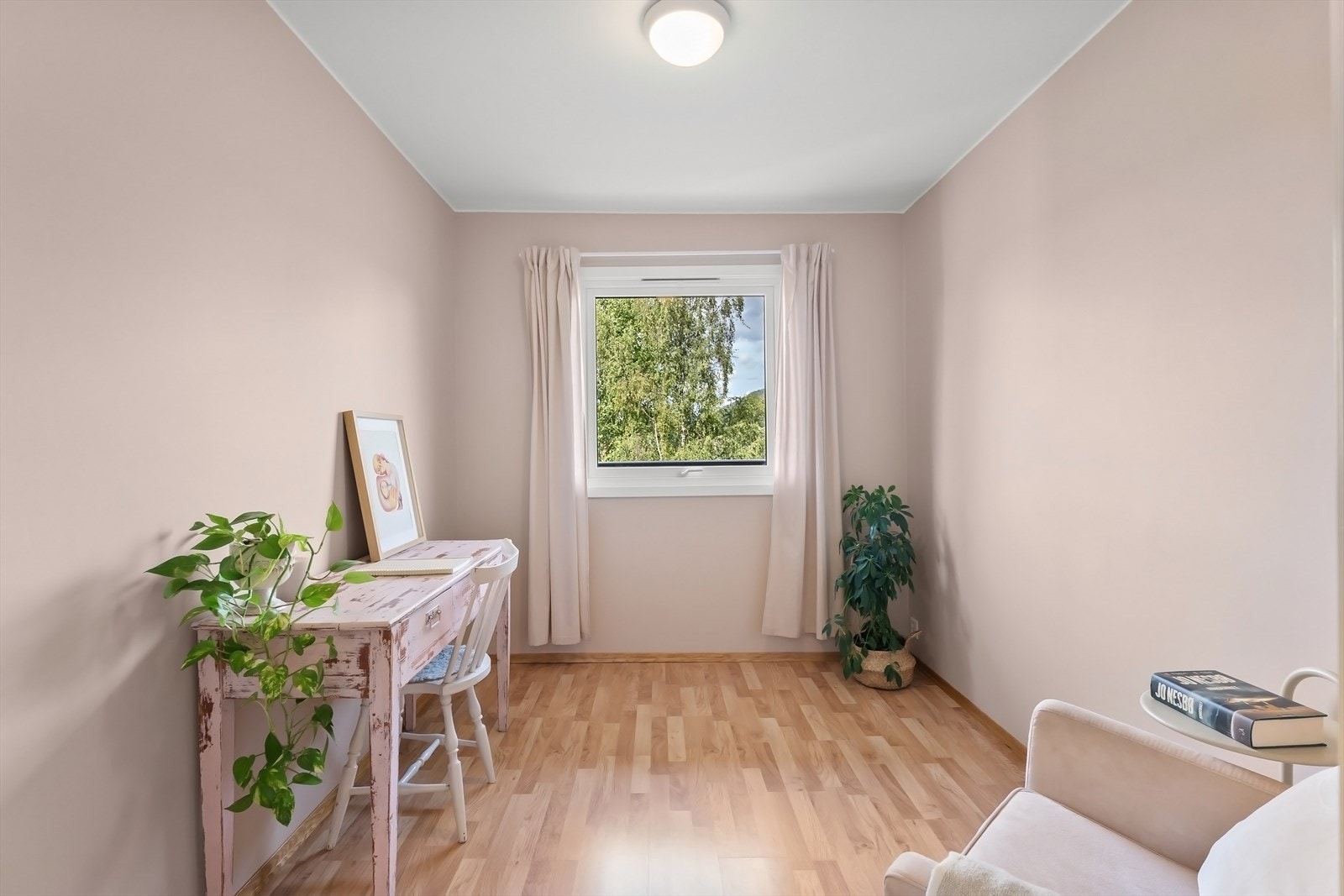 Soverom 3 er også av god størrelse. Her er det plass til seng, nattbord eller det man måtte ønske. Galleribilde