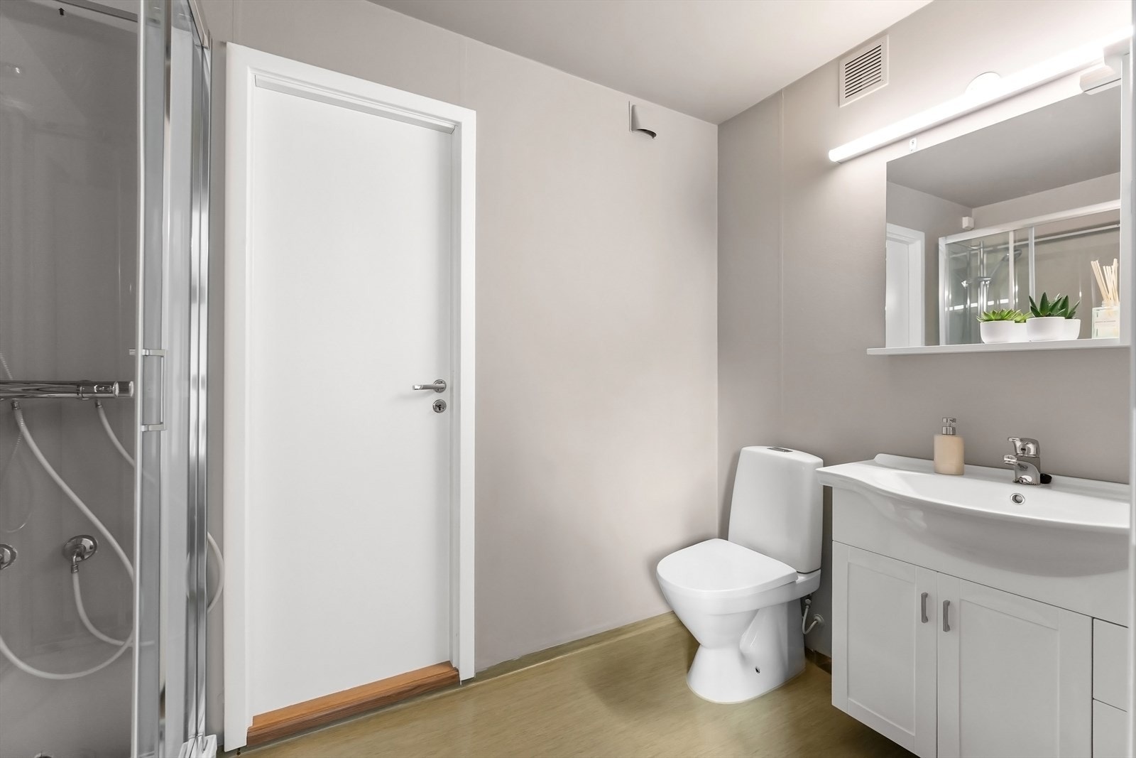 Badet er fra byggeår så her må det påregnes oppgraderinger. Galleribilde