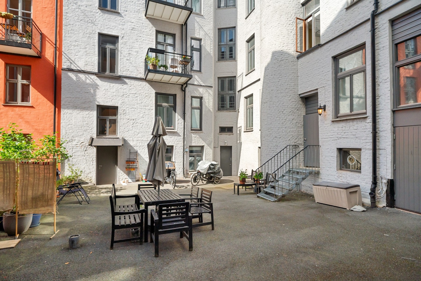 Bakgård. Galleribilde