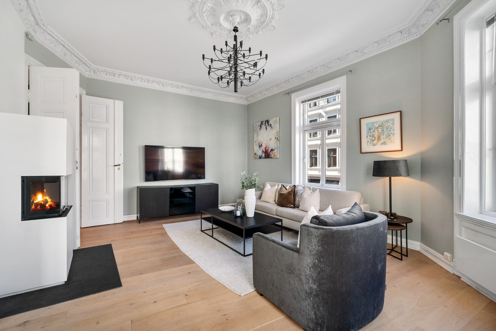 Leiligheten er pusset opp
de siste årene og holder en god standard med blant annet nytt
påkostet bad med skreddersydde løsninger, lekker énstavs
parkett i 22mm eik og en harmonisk, nøye sammensatt
fargepalett. Galleribilde