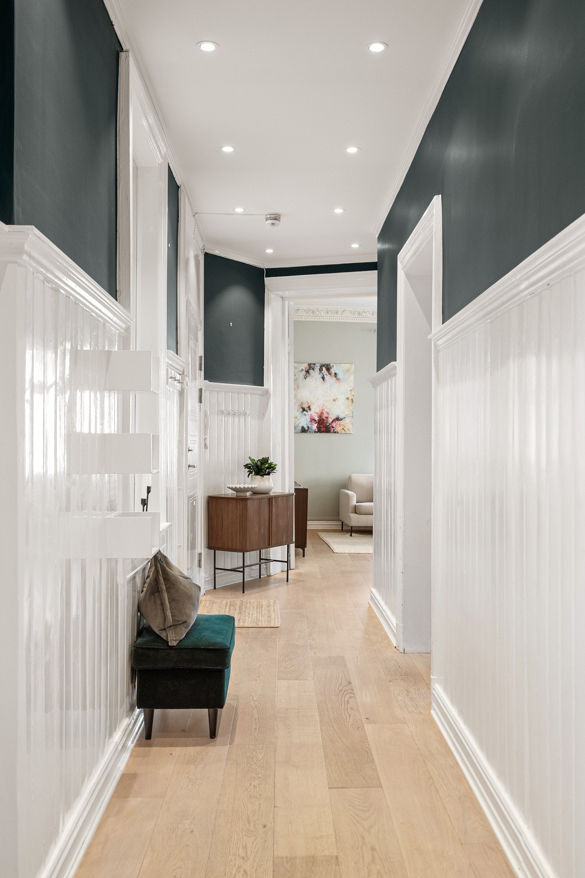 Flott énstavs parkettgulv, klassisk brystningspanel og
generøs takhøyde med downlight i himlingen. Galleribilde