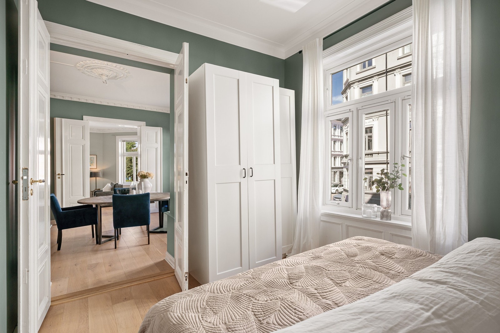 Rommet har doble fløydører som skaper en elegant adkomst inn til hovedsoverommet, og den
gjennomgående, flotte parketten videreføres også her, i likhet med resten av leiligheten, noe som bidrar til en helhetlig inntrykk. Galleribilde