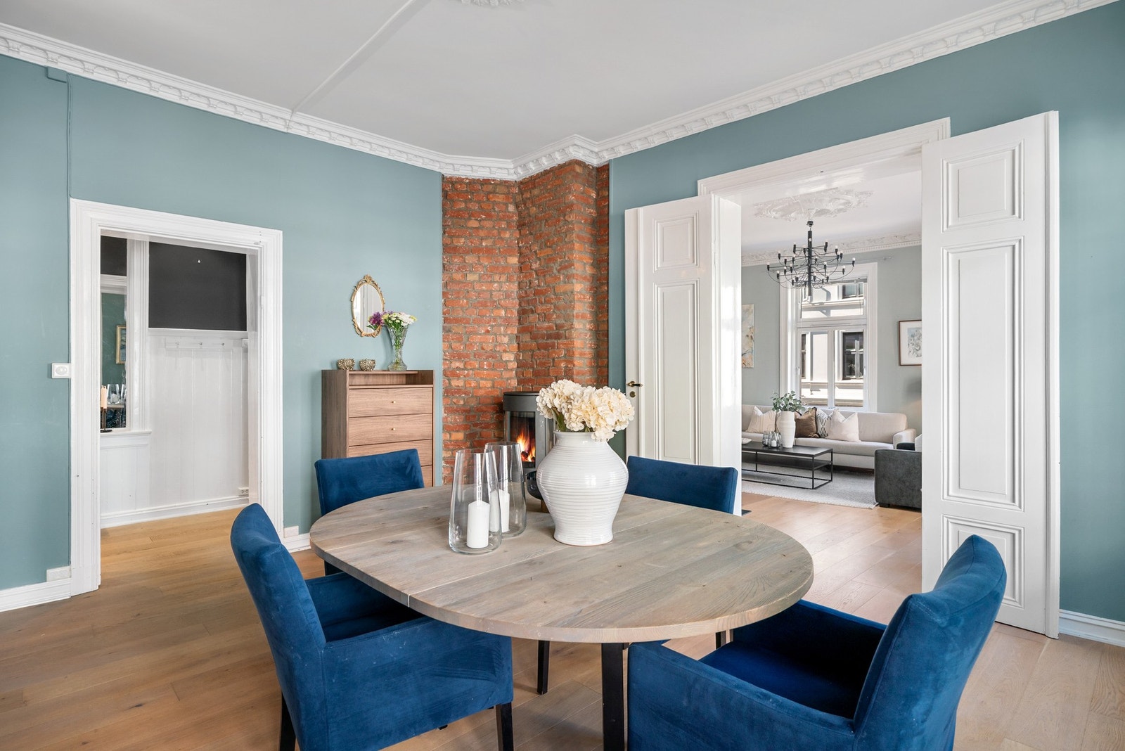 Generøse takhøyde,
kombinert med vakker rosett og stukkatur, gir rommet en
klassisk og elegant uttrykk. Galleribilde