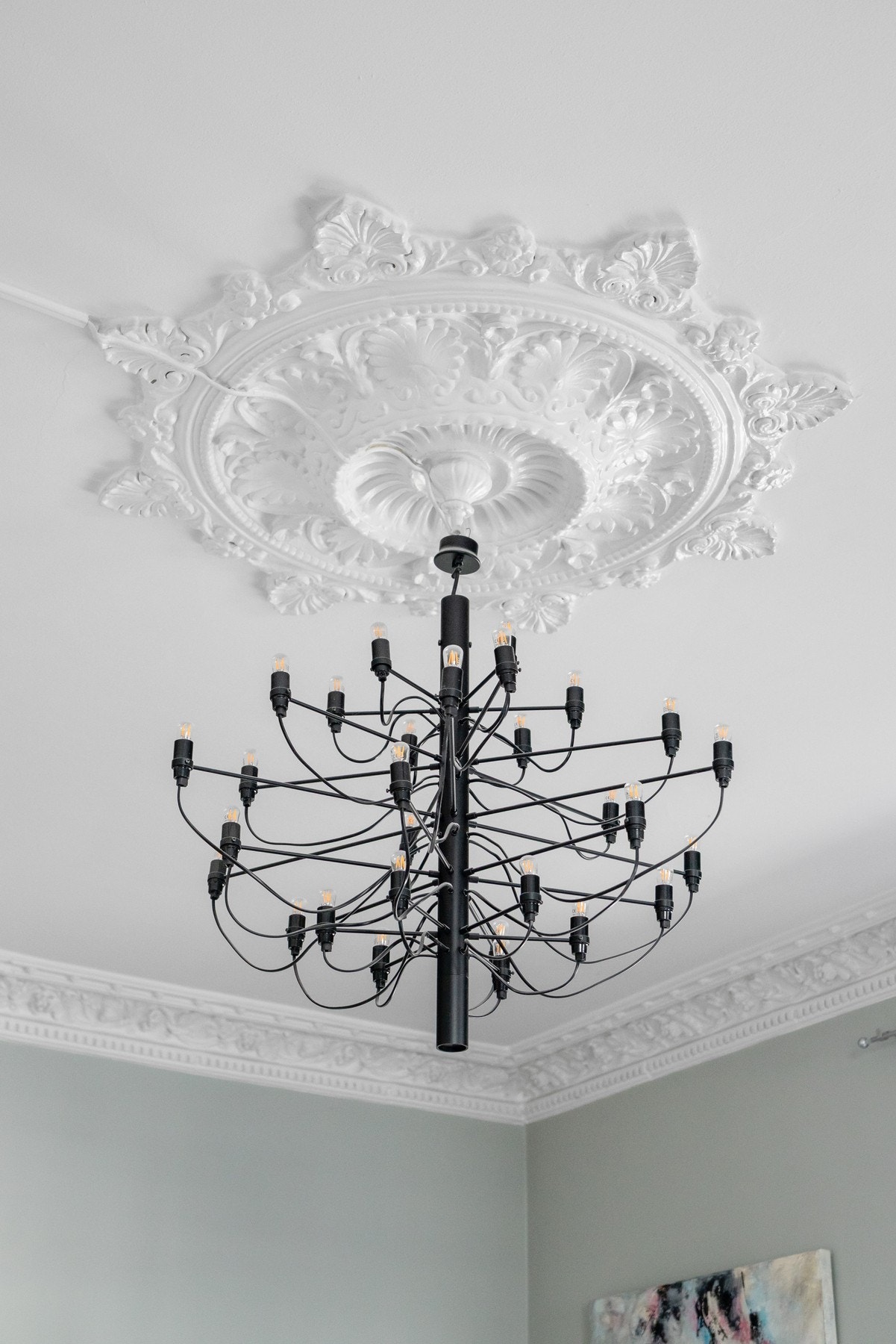 Vakre klassiske, bevarte detaljer som rosetter, stukkaturer, store vindusflater og brystning, komplementerer det klassiske uttrykket i leiligheten - Et hjem med sjel, stil og en gjennomført atmosfære. Galleribilde