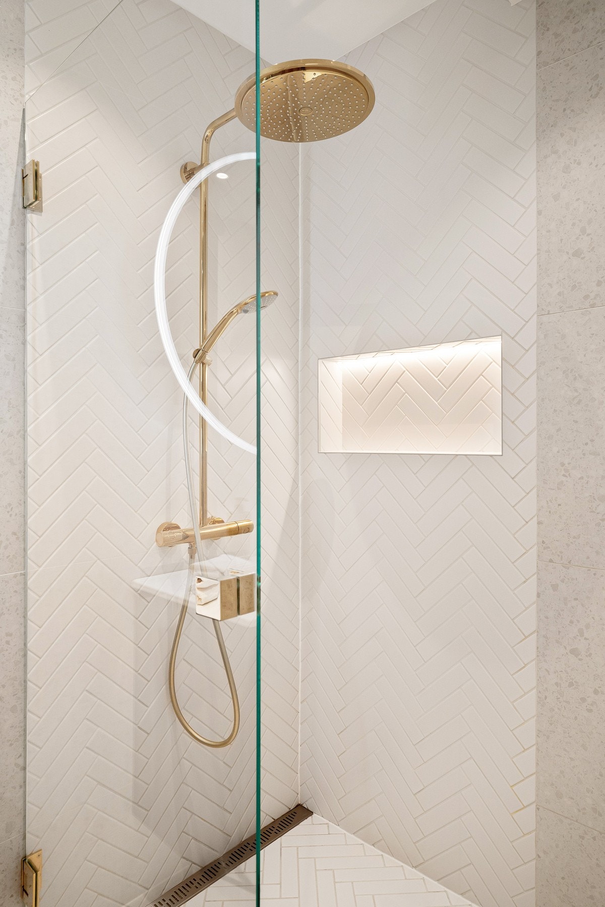 Dusjhjørnet er utstyrt med skillevegg i herdet glass og
lekkert dusjgarnityr med både regnfallsdusj og hånddusj. Galleribilde