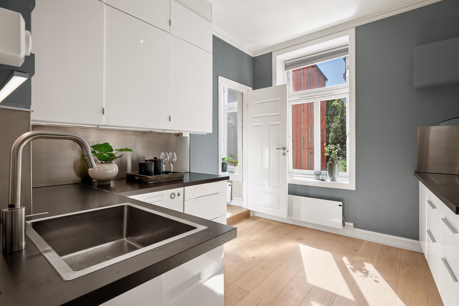 Kjøkkenet er utstyrt
med ventilatorvifte, samt integrert komfyr, mikroovn og
platetopp. Det er opplegg for oppvaskmaskin og side-by-side
kjøl/frys. Begge medfølger ved salg. Galleribilde