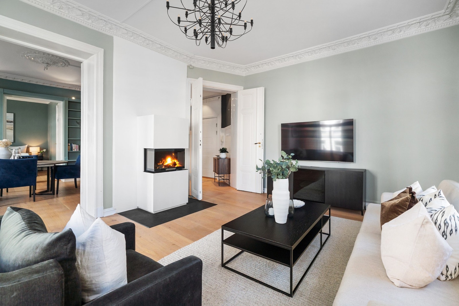 Det er doble fløydører mellom stuene. Galleribilde