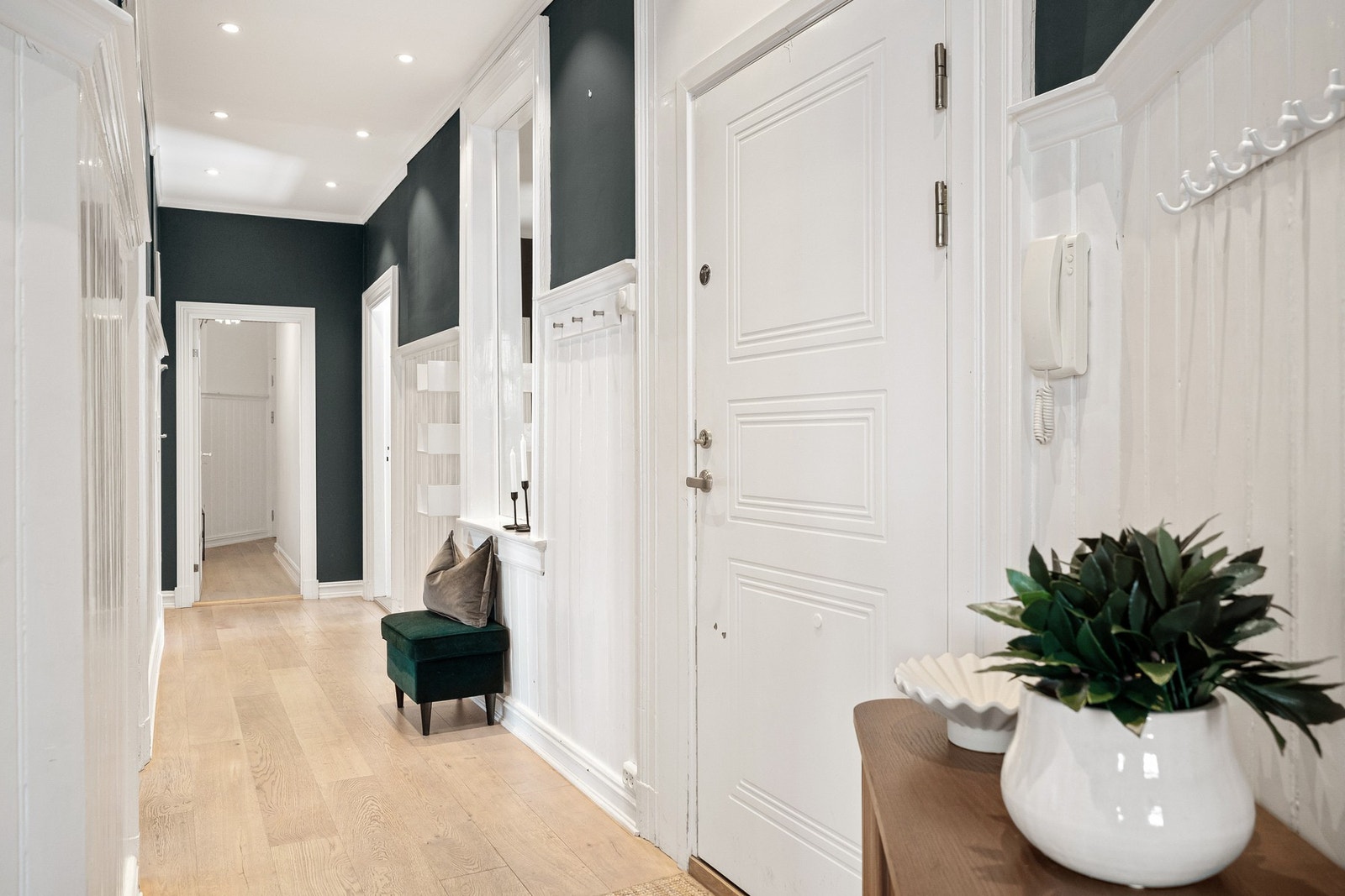 Boligen har en svært romslig og innbydende gang som gir et
godt førsteinntrykk. Her er det plass til å henge av seg yttertøy. Galleribilde