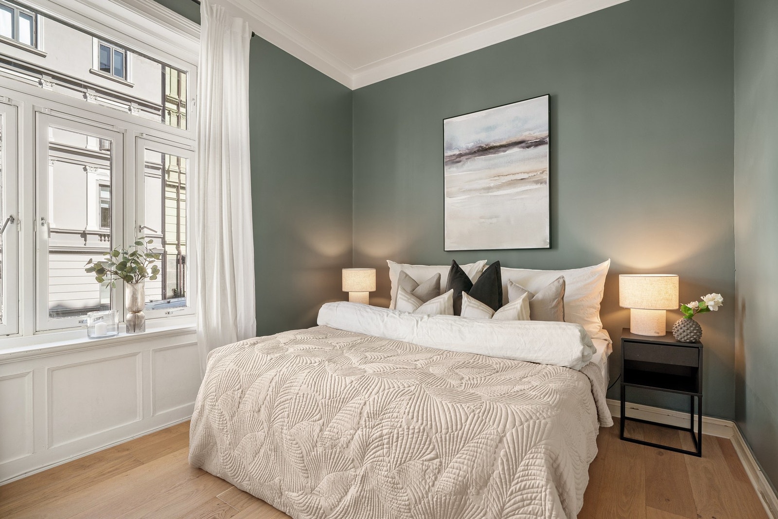 Innbydende og romslig soverom med god plass til dobbeltseng
og tilhørende nattbord. Galleribilde