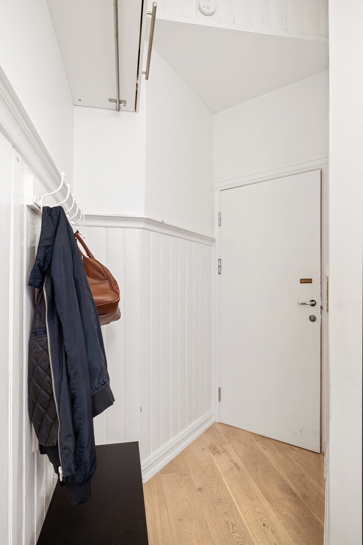 Enden av gangen mot bakdøren har blitt skilt av med en dør for å lage et rom som passer til ytterligere oppbevaring. Galleribilde