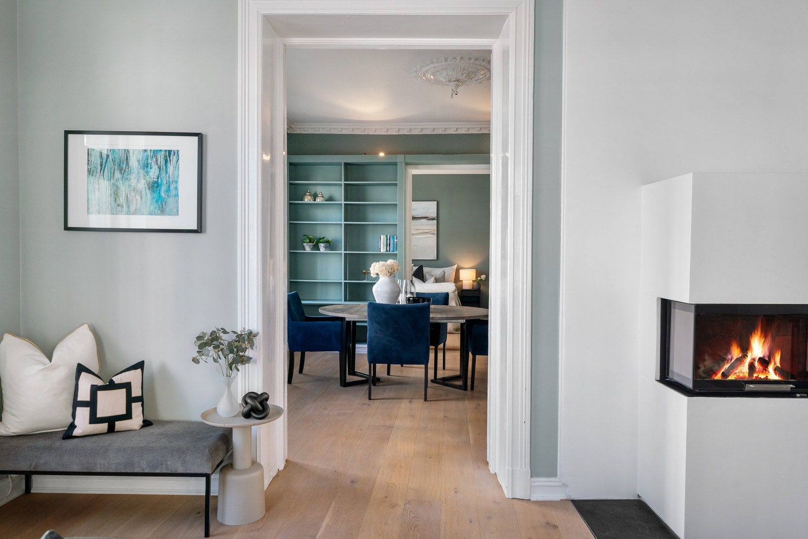 Det ble satt inn ny peis og brannvegg i stuen i 2022. Galleribilde