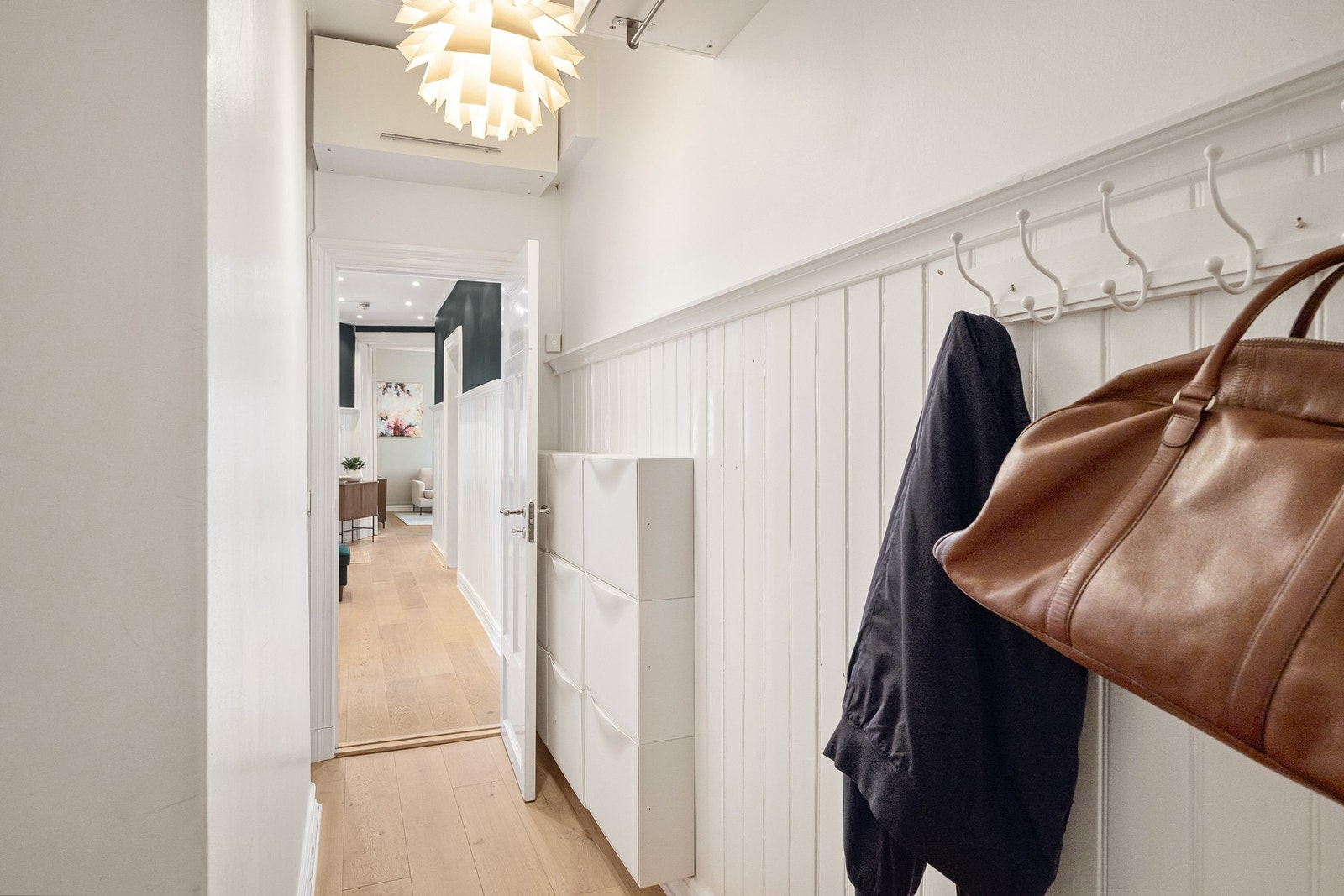 Selger har
eksempelvis hatt både barnevogn og ytterklær i denne delen av gangen. Galleribilde