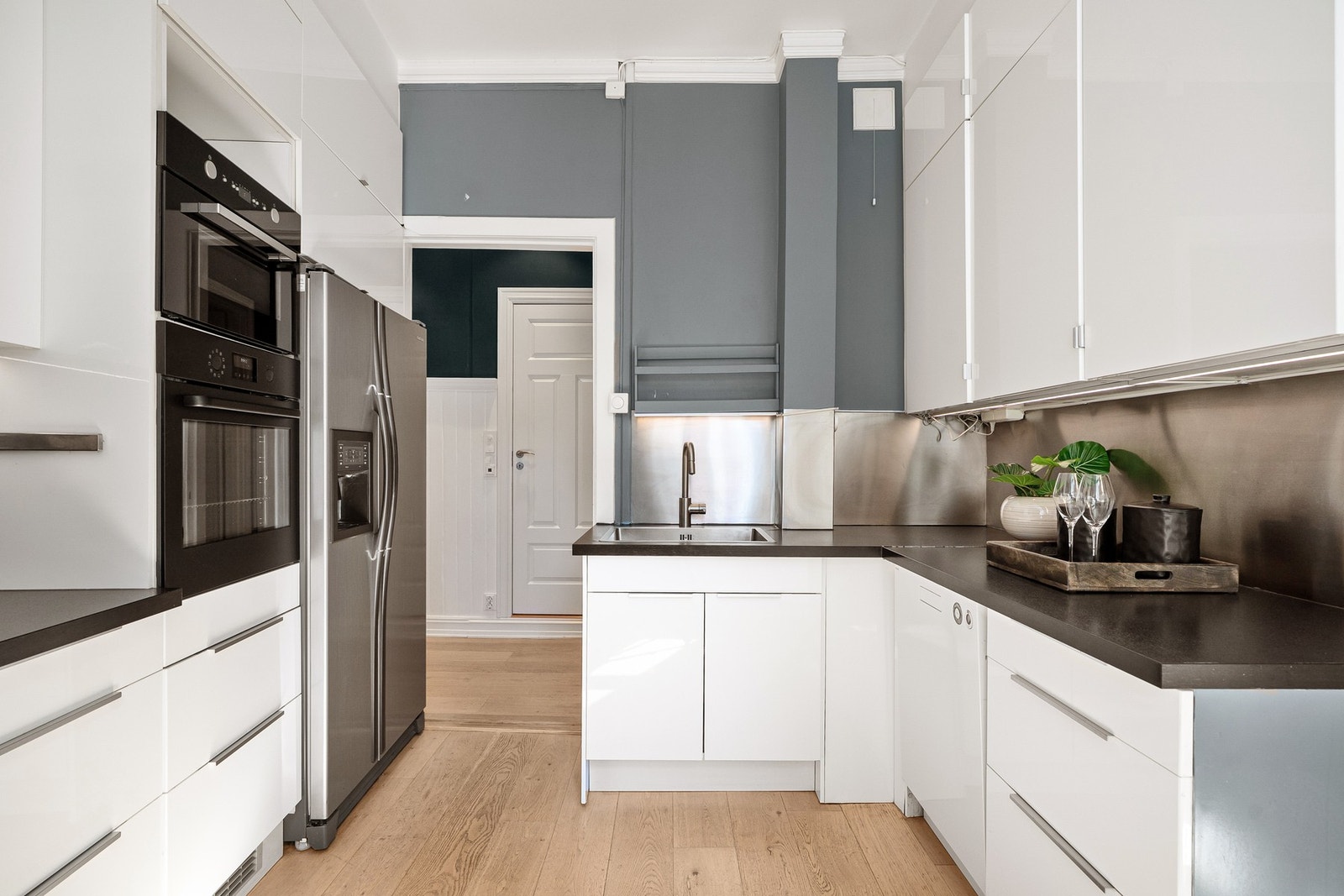 Separat og praktisk kjøkken med kjøkkeninnredning med
høyglansfronter og laminert benkeplate. Galleribilde