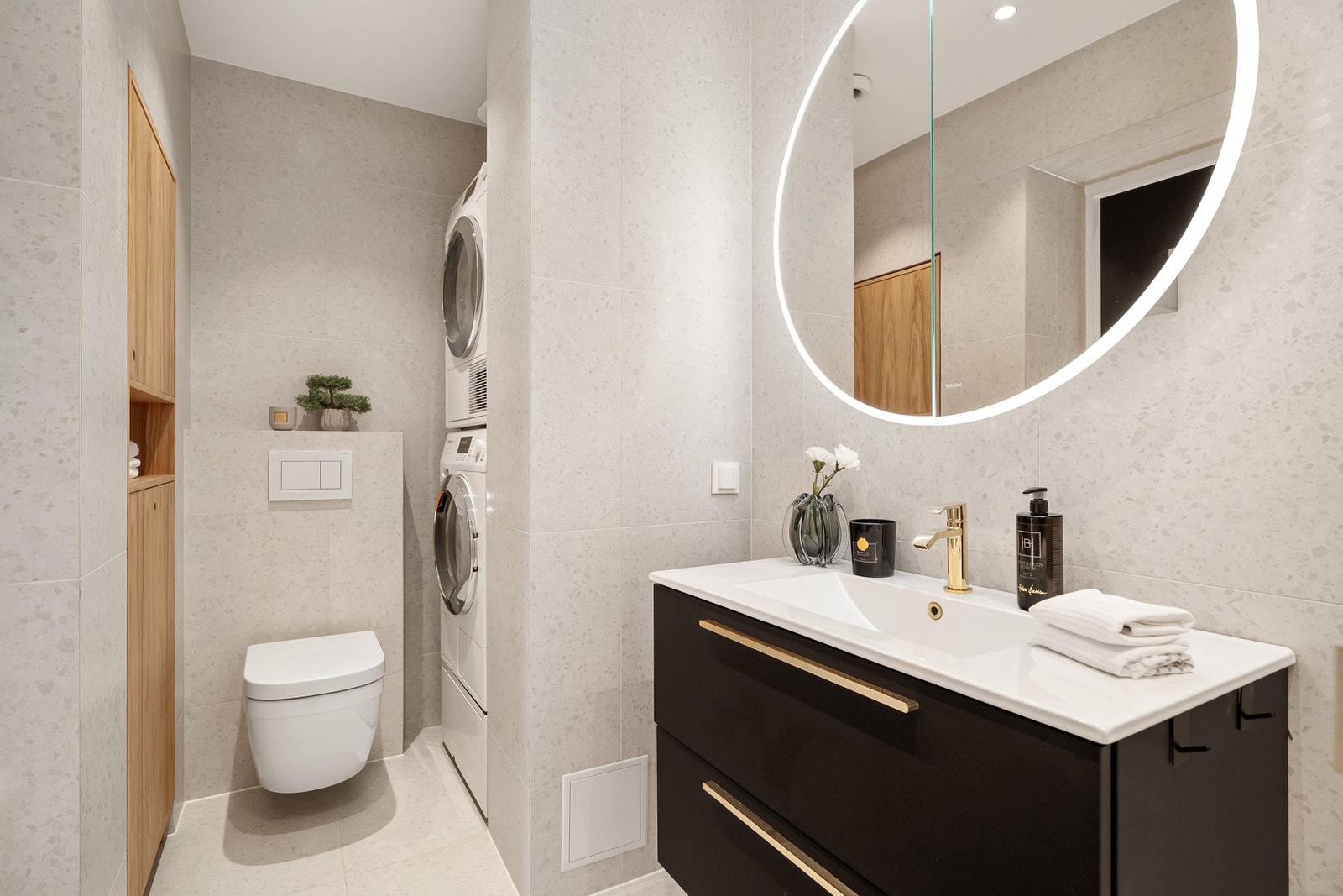 Flislagte vegger og gulv med varmekabler og malt himling med innfelte downlights. Galleribilde