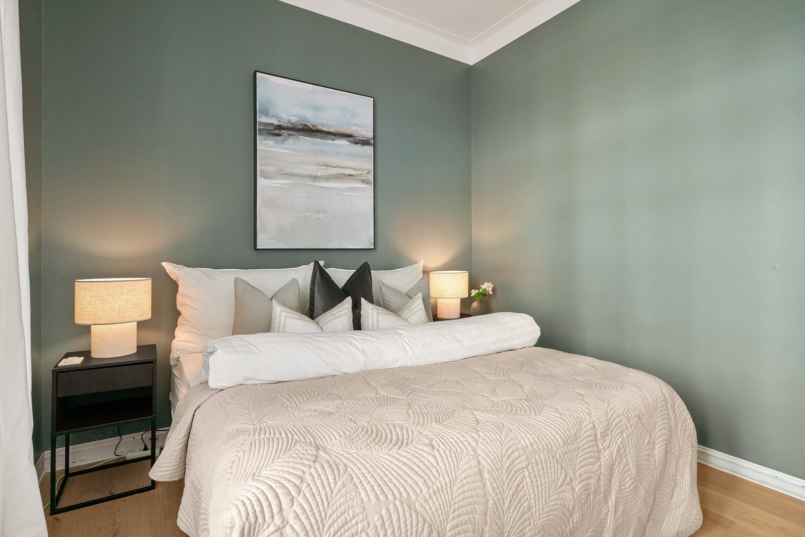 Oppbevaringsplass i medfølgende garderobeskap. Galleribilde