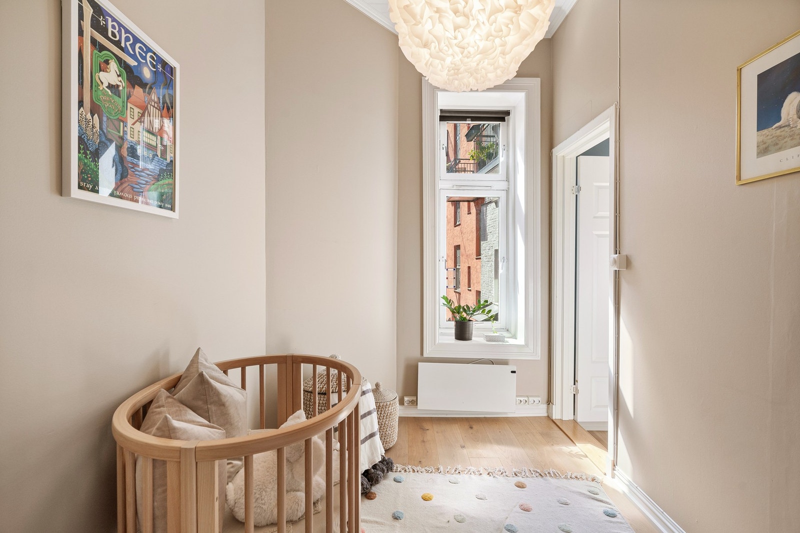 Gjennom kjøkkenet ligger et allsidig rom som passer godt som gjesterom, barnerom og/eller hjemmekontor - alt etter behov. Rommet vender mot skjermede omgivelser mot indre bakgård. Galleribilde