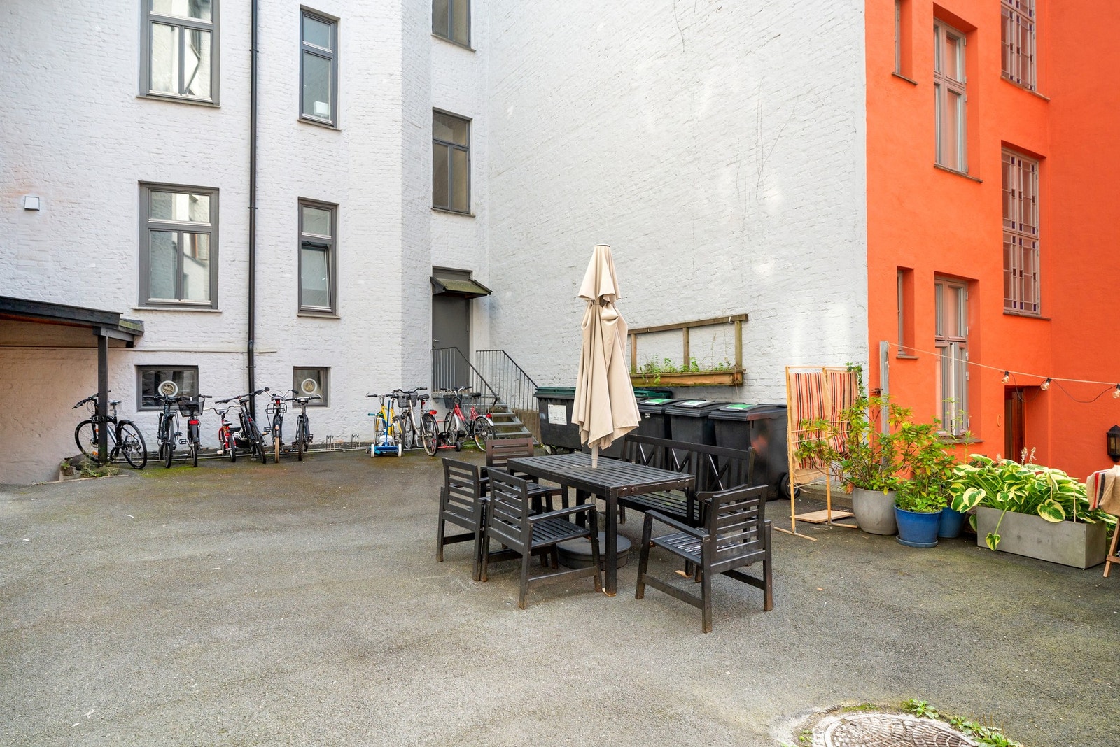 Bakgård. Galleribilde