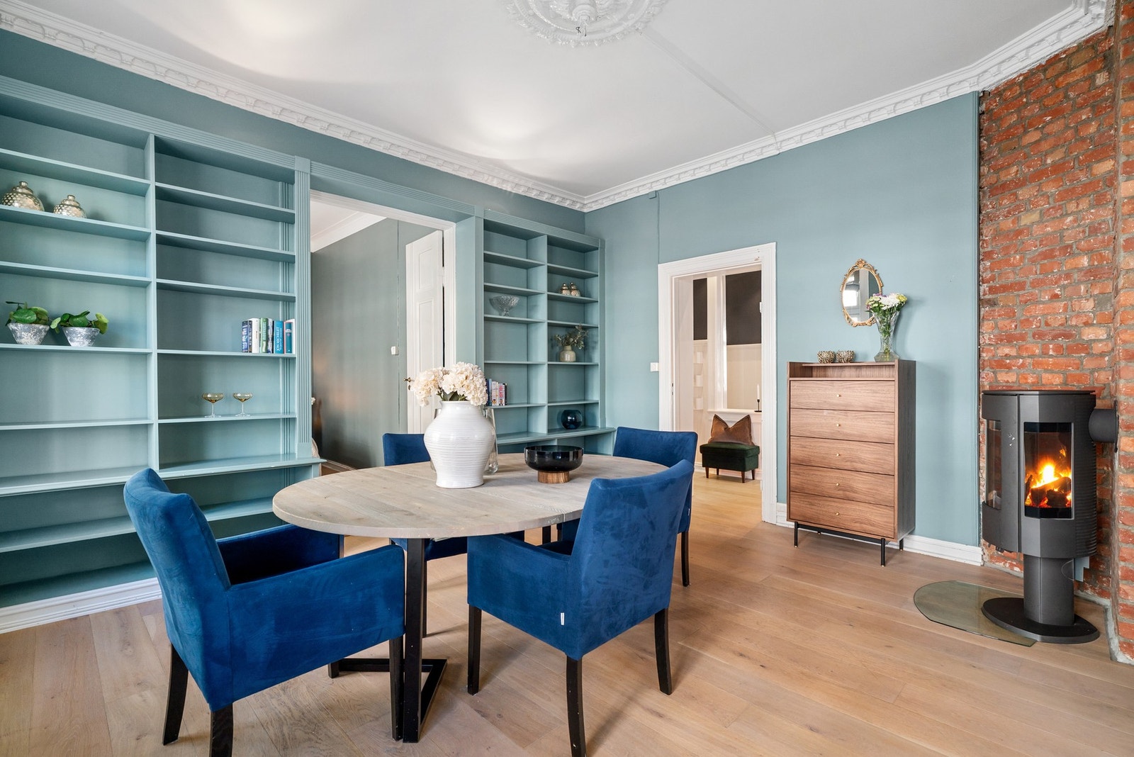 Det er bygd en plasstilpasset
hyllenisje som gir svært gode oppbevaringsmuligheter. Galleribilde