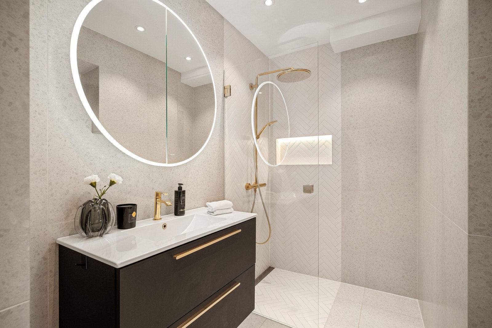 Meget delikat og moderne baderom totalrenovert i 2022 i regi av fagfolk. Galleribilde