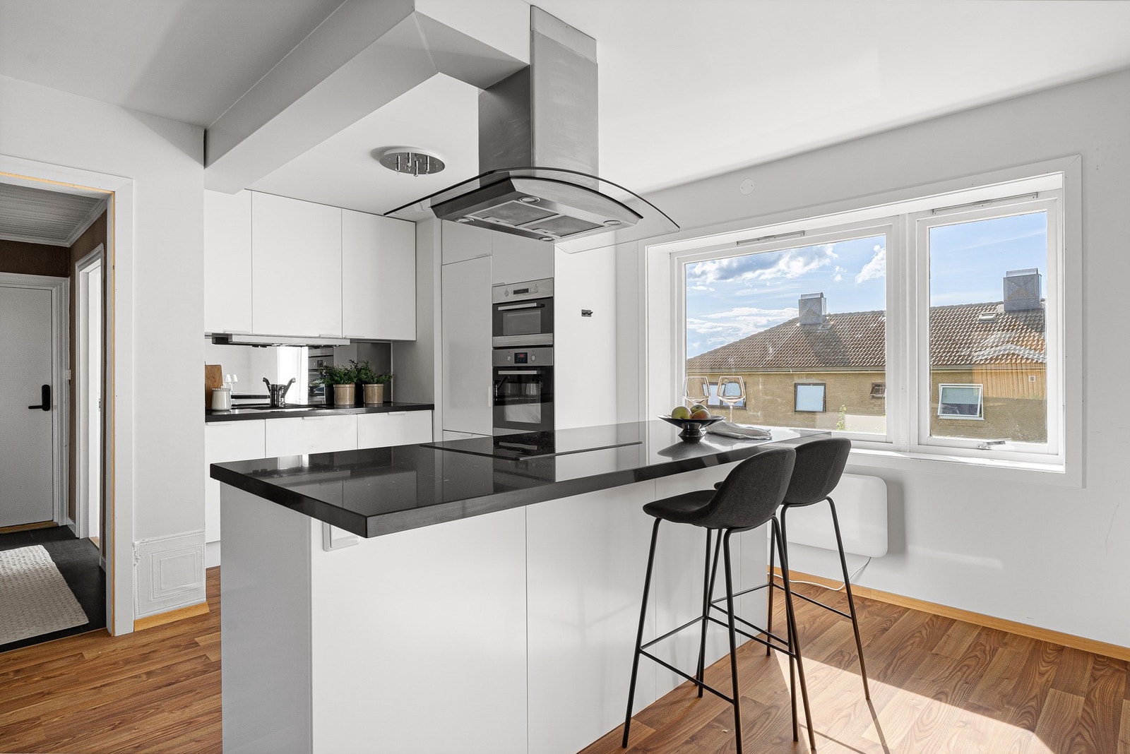 Moderne kjøkken i tidløst design med en nydelig kjøkkenøy. Galleribilde