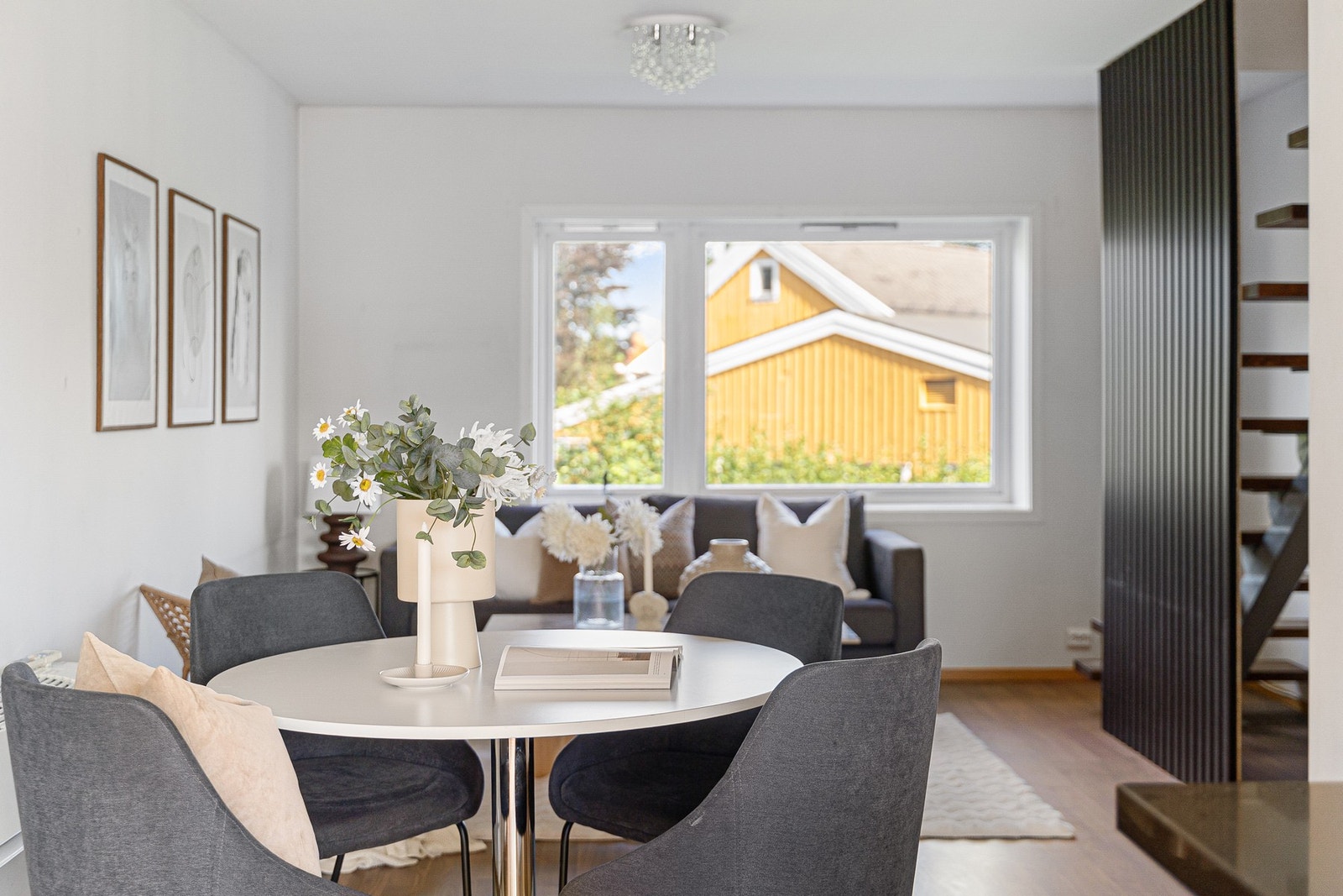 Delikat stue med store vindusflater som byr på rikelig av naturlig lysinslipp. Galleribilde