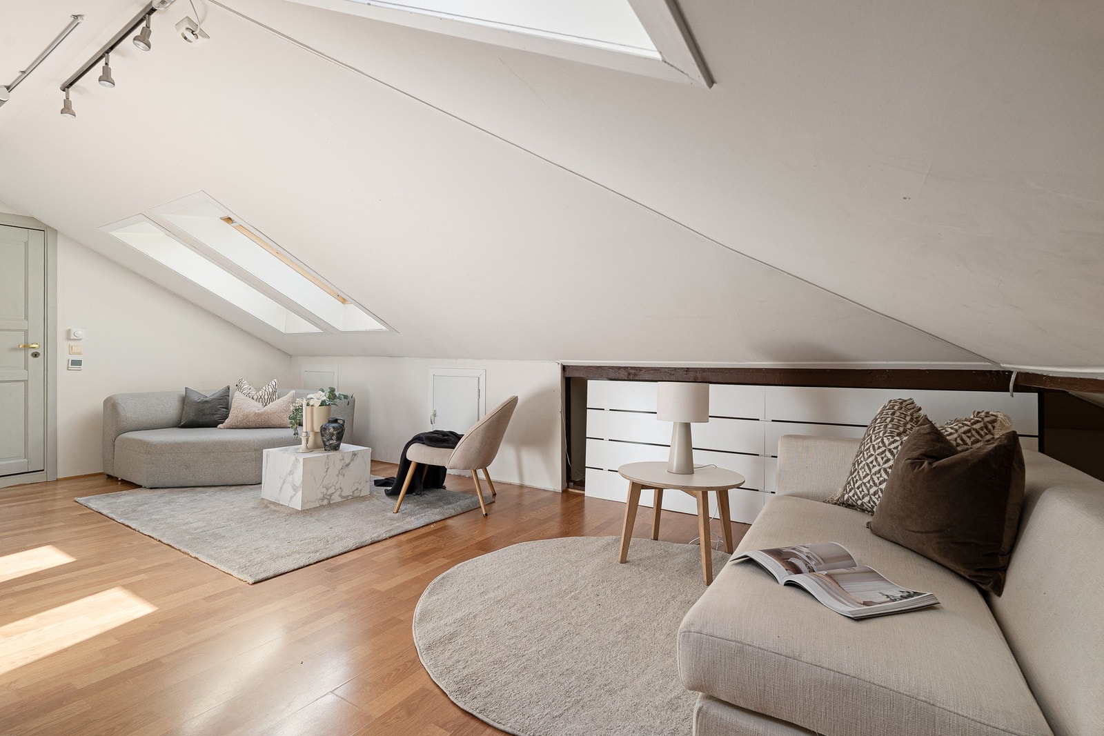 Disp.rom som er innredet som en delikat loftstue. Galleribilde
