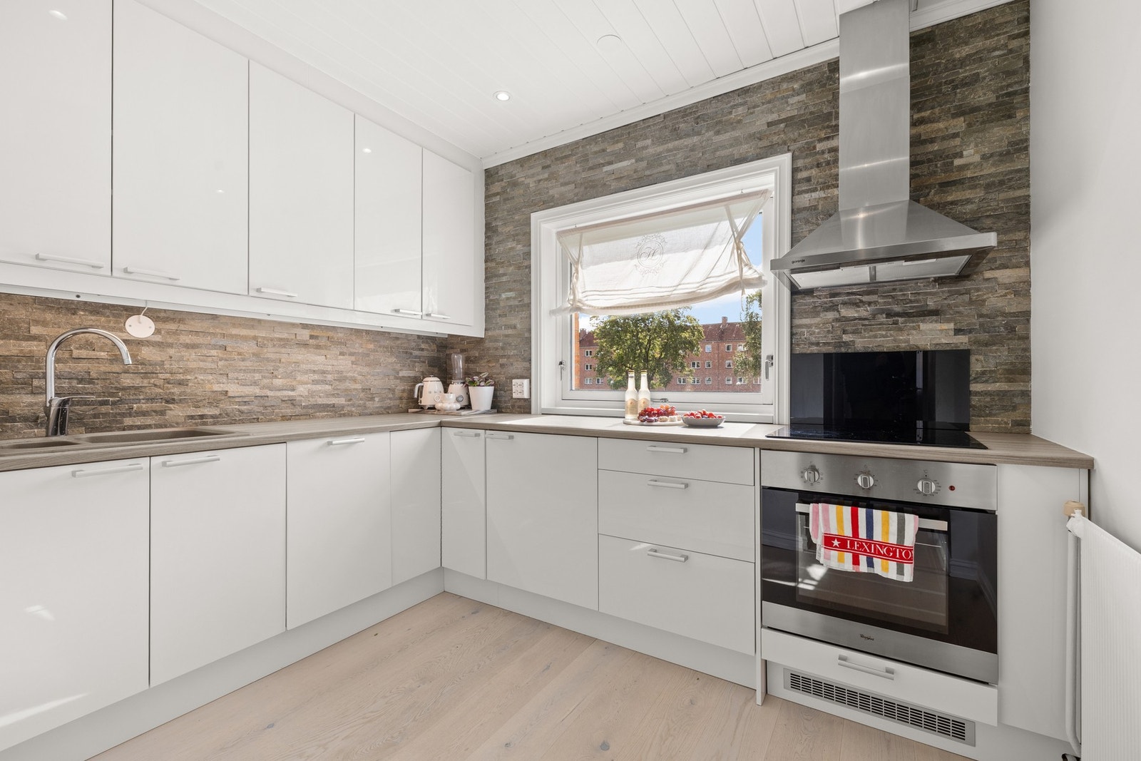 Pent og delikat kjøkken fra Epoq. Galleribilde