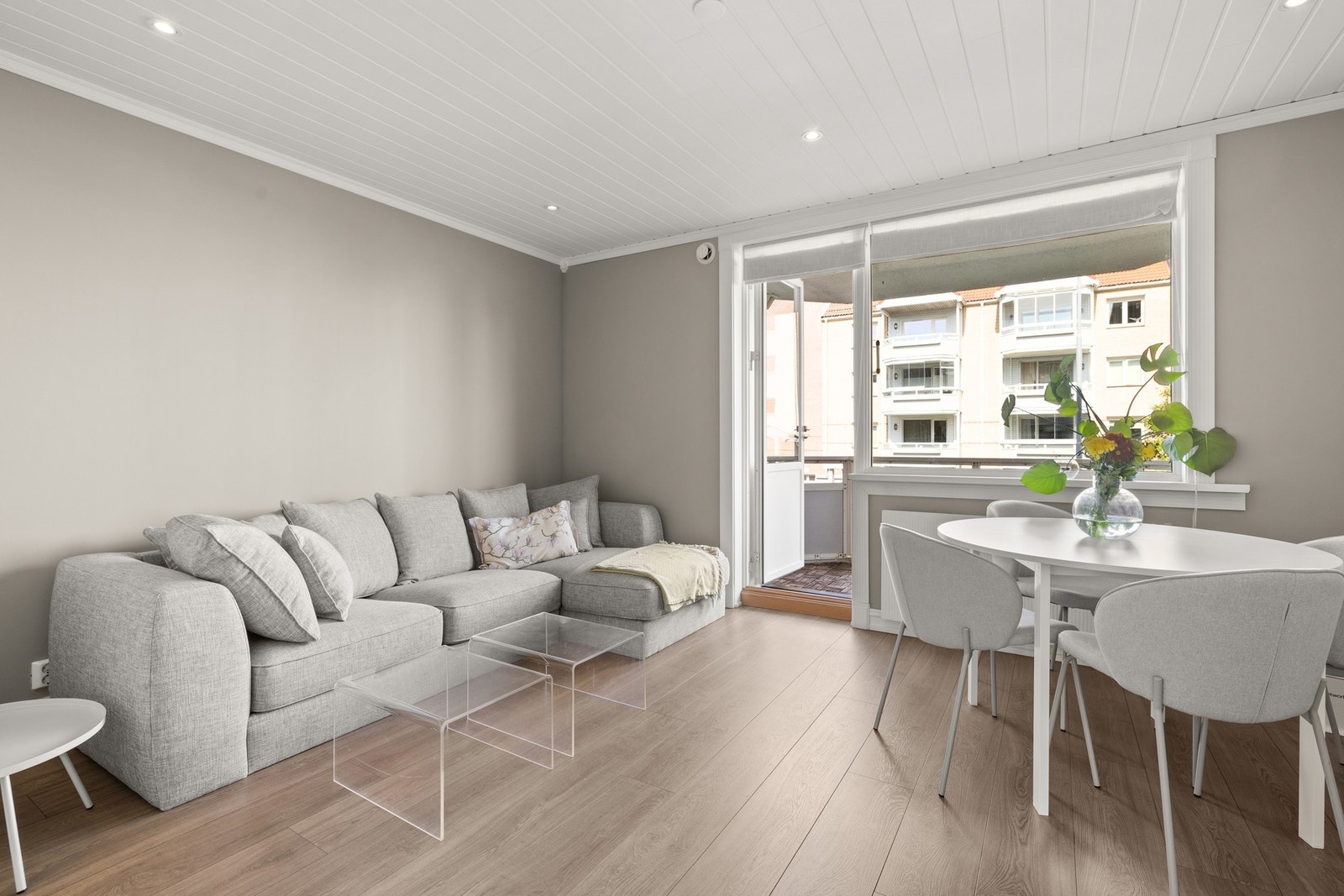 Lys og trivelig stue med god plass til sofagruppe samt spisebord. Galleribilde