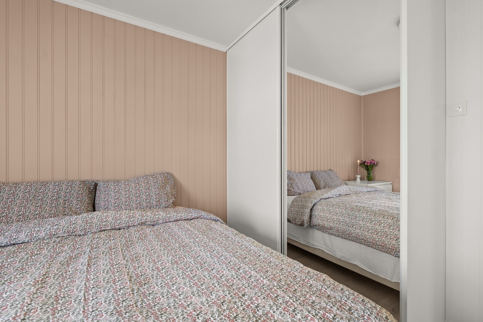 Praktisk 2-dørs skyvedørsgarderobe. Galleribilde