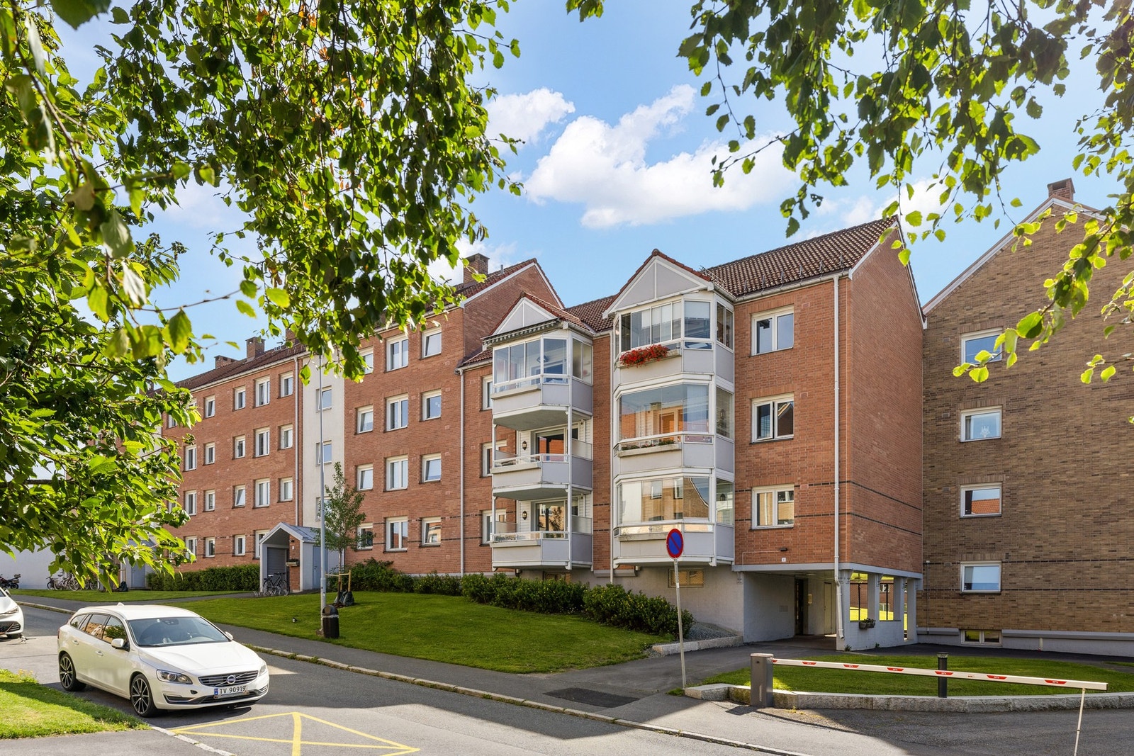 Leiligheten ligger fint til i en høy 1.etasje. Galleribilde