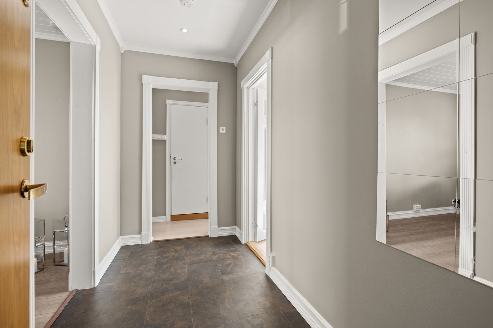 Romslig entré. Galleribilde