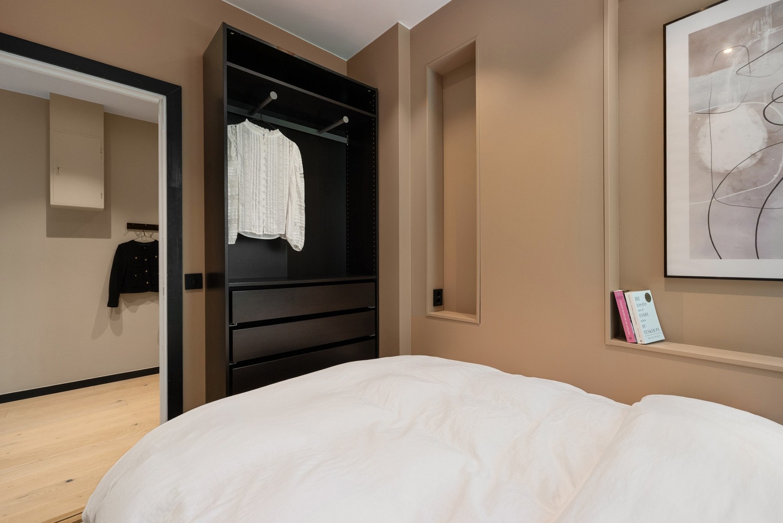 Det er satt inn garderobeskap som matcher detaljene i leiligheten. Galleribilde