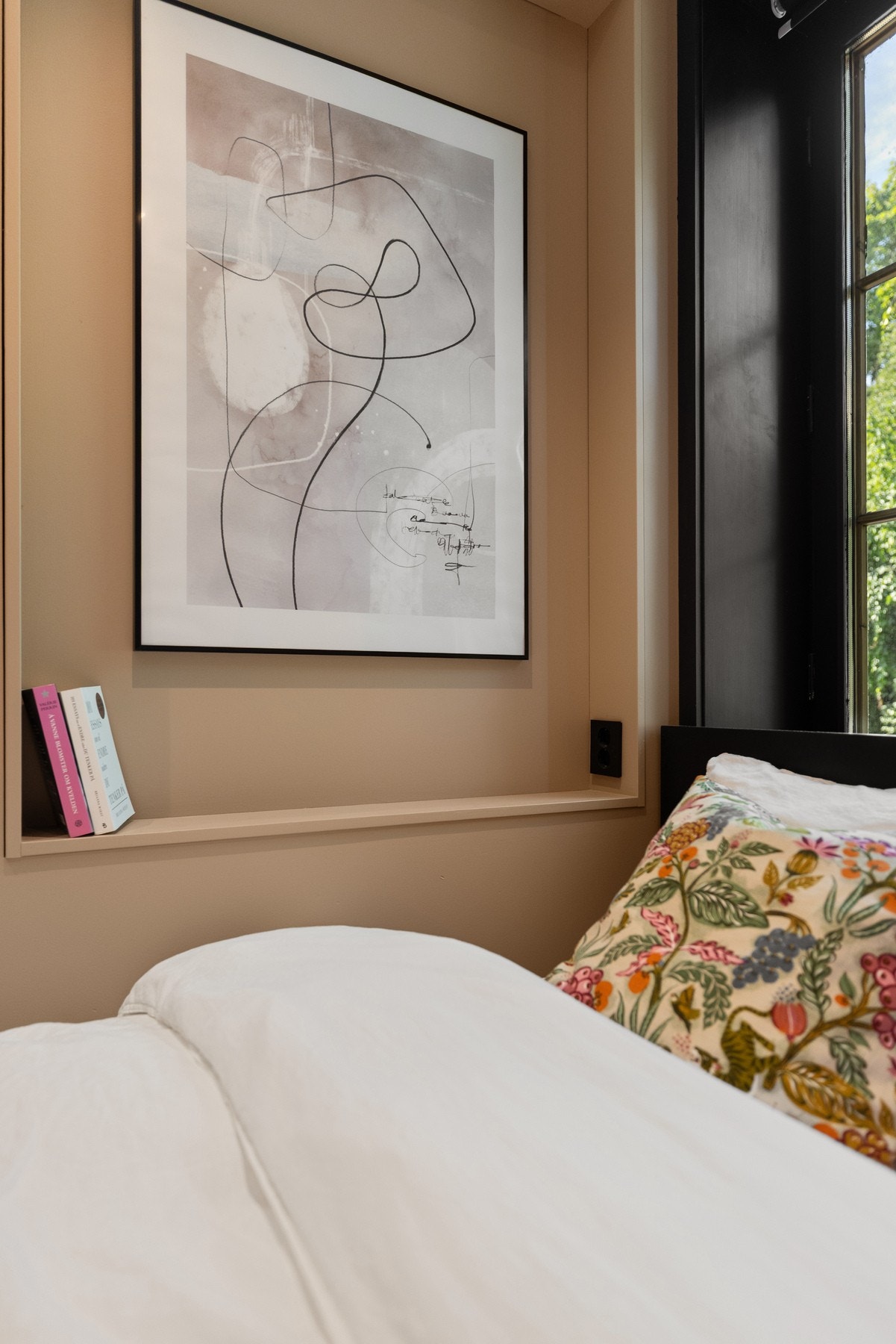 Innfelte nisjer for oppbevaring. Galleribilde