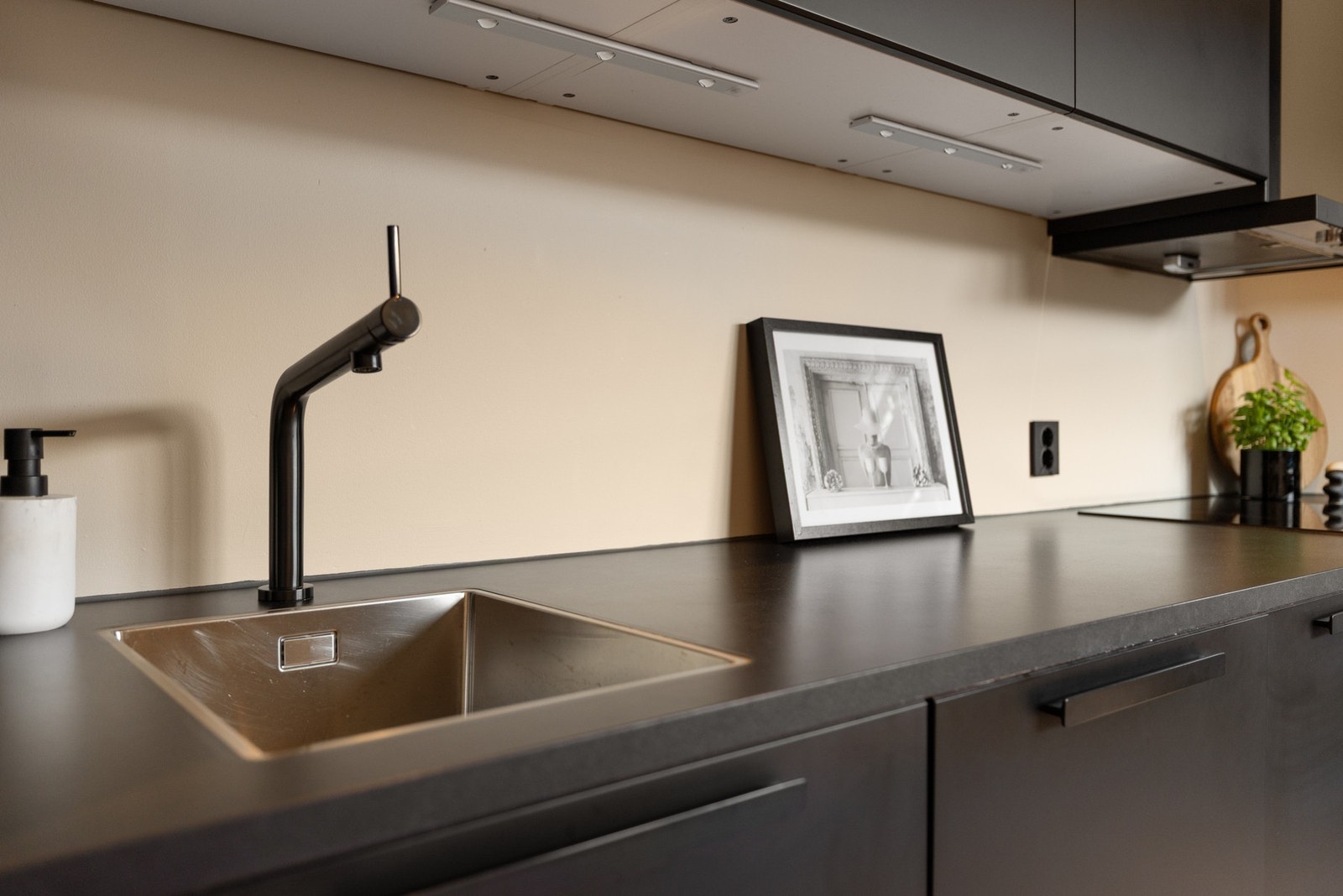 Kjøkkenet ligger i åpen og sosial løsning mot stuen. Galleribilde