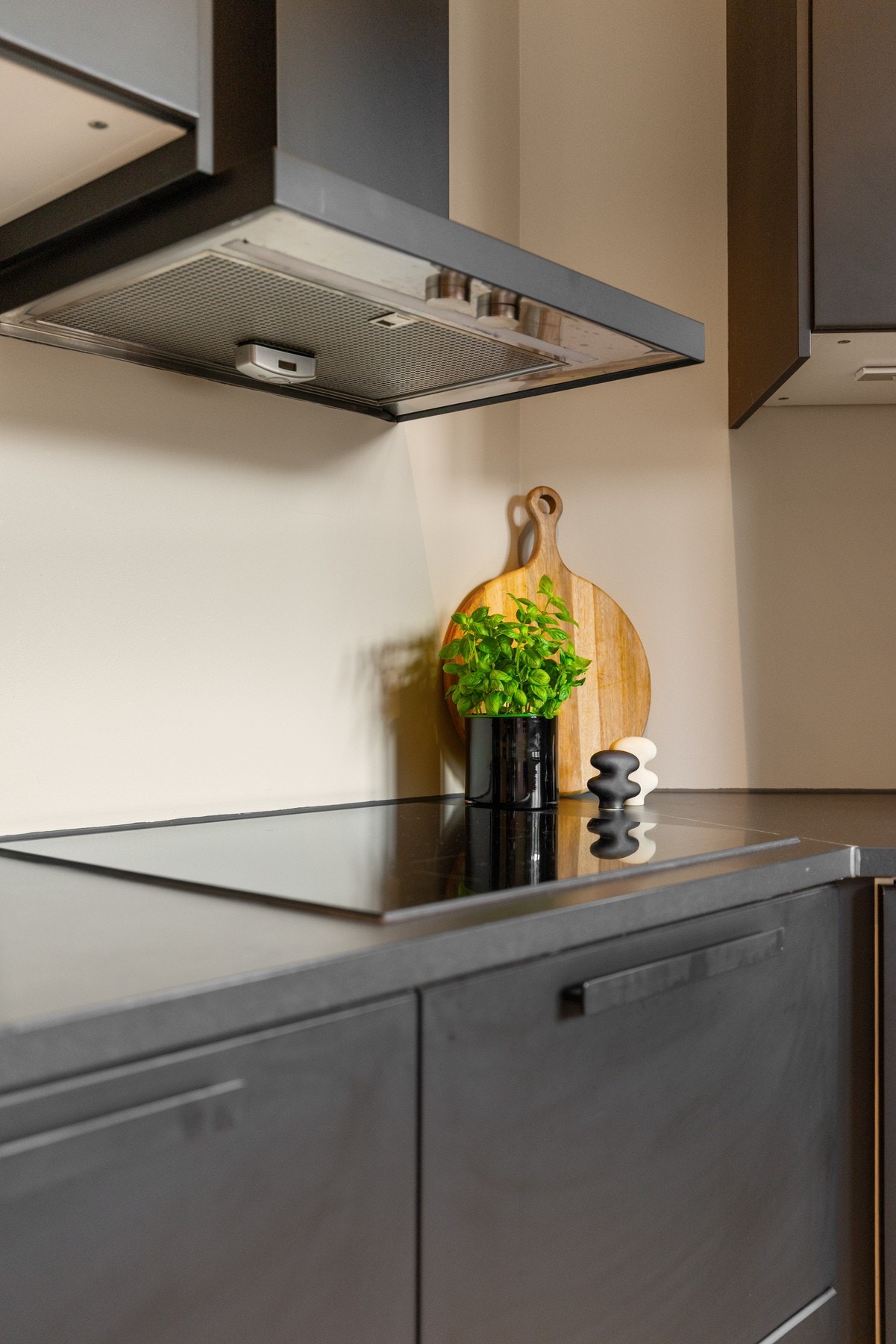 Smart utforming med mye skap- og benkeplass. Galleribilde