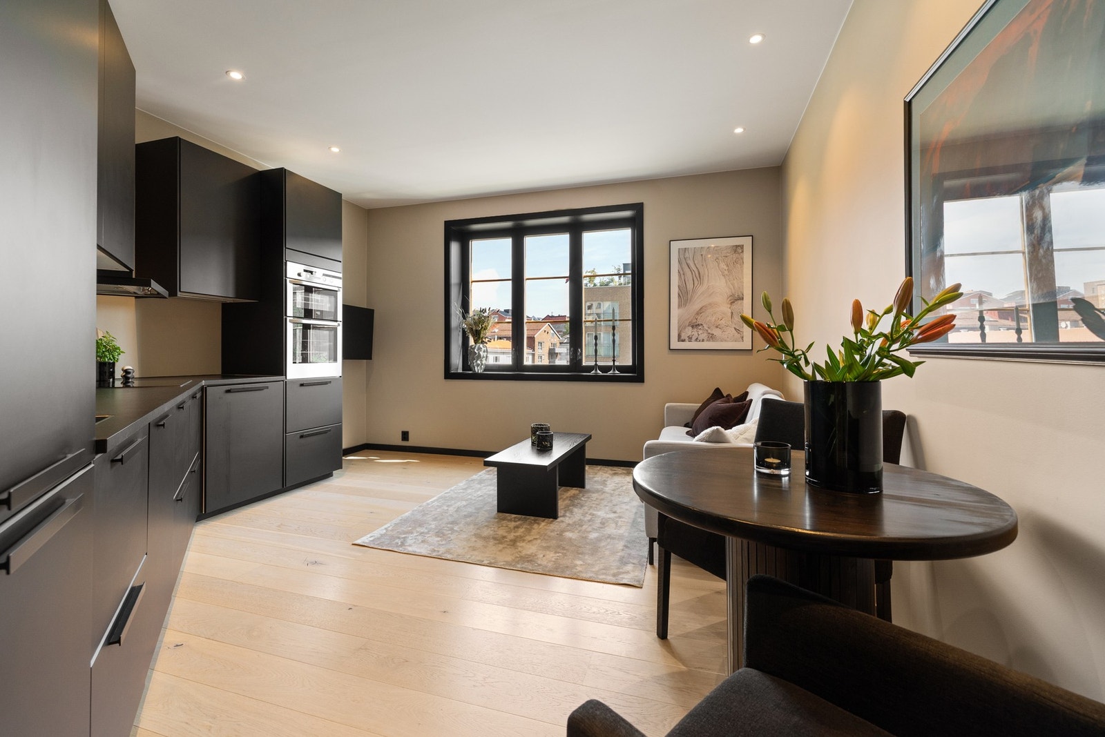 En gjennomført og meget påkostet 2-roms leilighet midt mellom pulserende byliv og grønne parker. Galleribilde