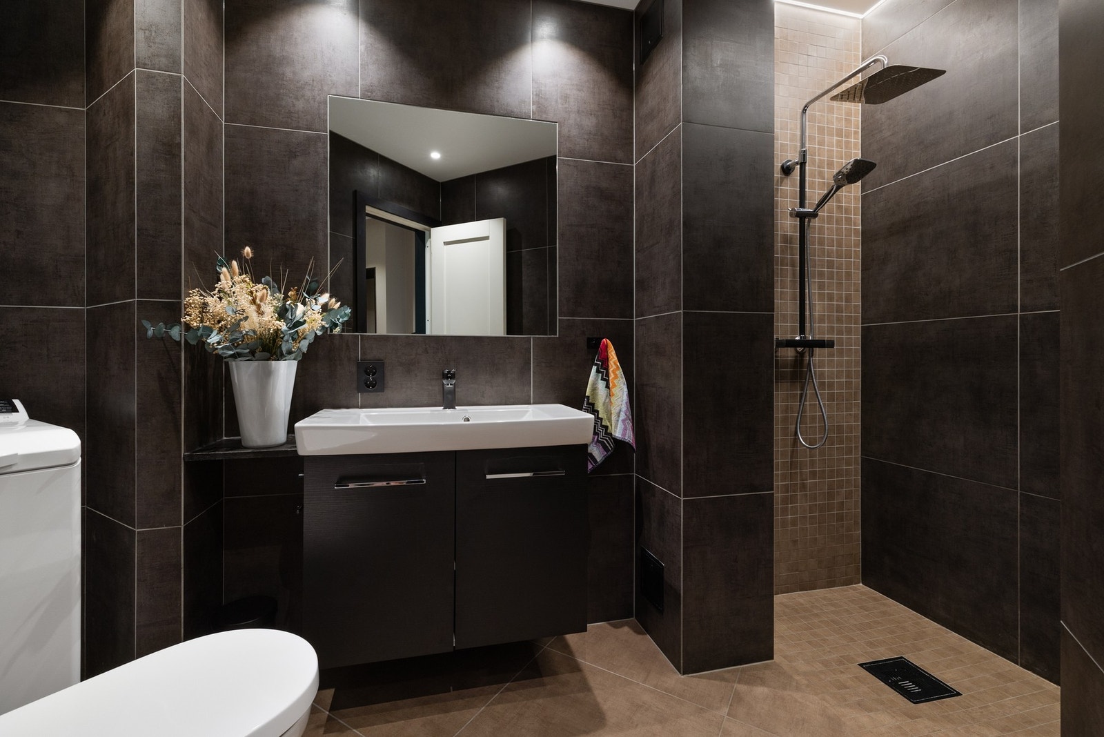 Delikat bad, hvor alt fra membran, rør i rør, sluk, fliser m.m. er helt nytt fra 2019. Galleribilde