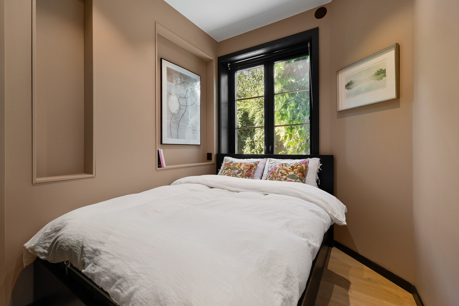 Helsparklede, slette overflater malt i delikate fargetoner. Galleribilde