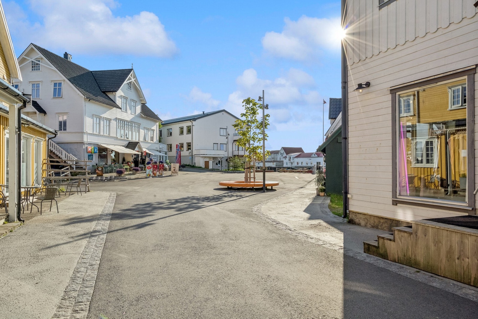 I Henningsvær finner du hyggelige kaféer, restauranter og lokalmatbutikker Galleribilde