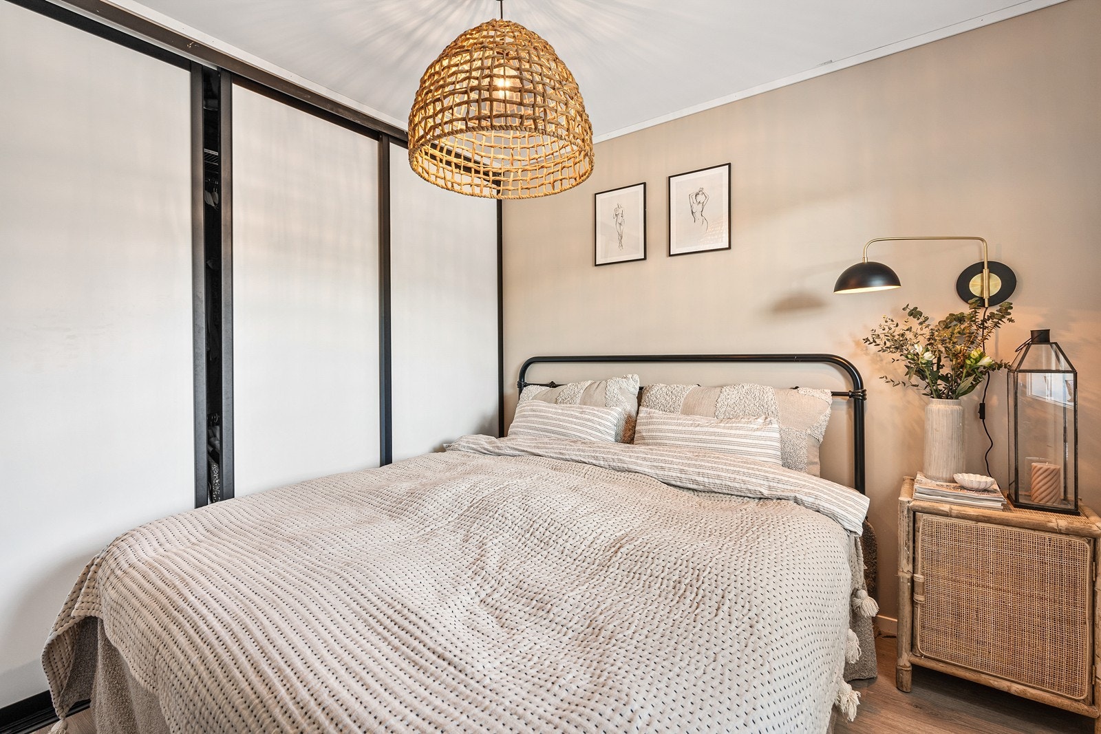 Boligens hovedsoverom er av godt størrelse med plass til både dobbeltseng og tilhørende soveromsmøblement. Galleribilde