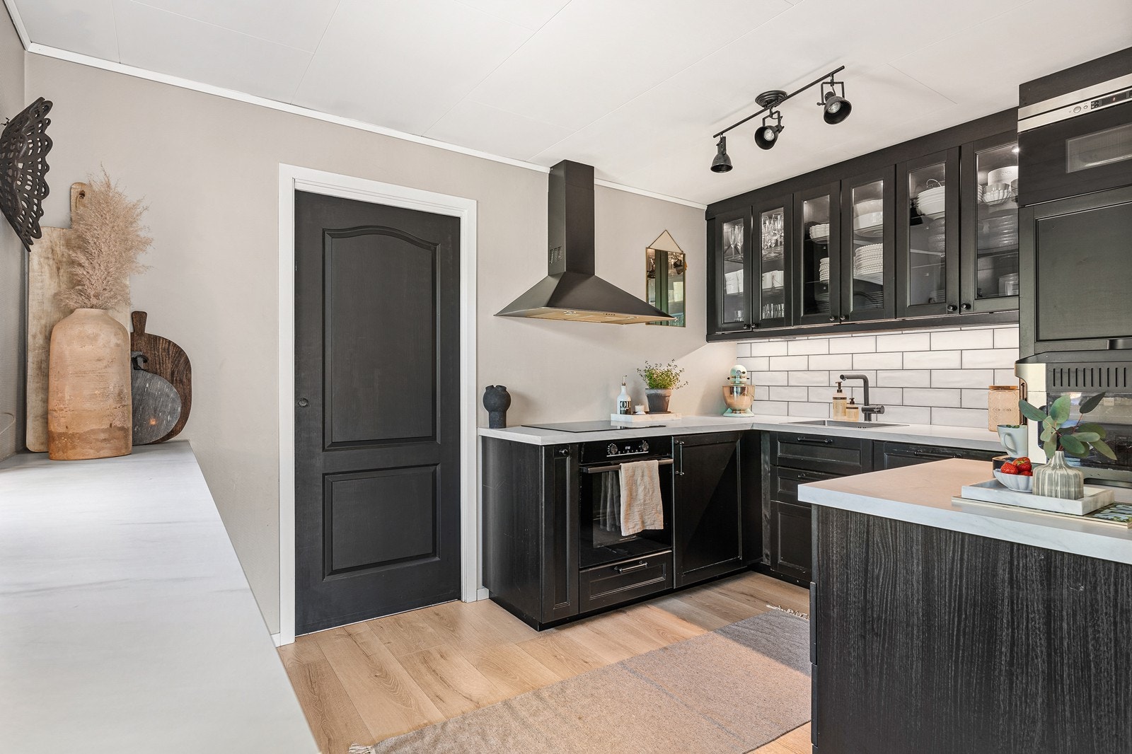 Mellom stue og kjøkken er det en delikat og delvis åpen løsning. Galleribilde