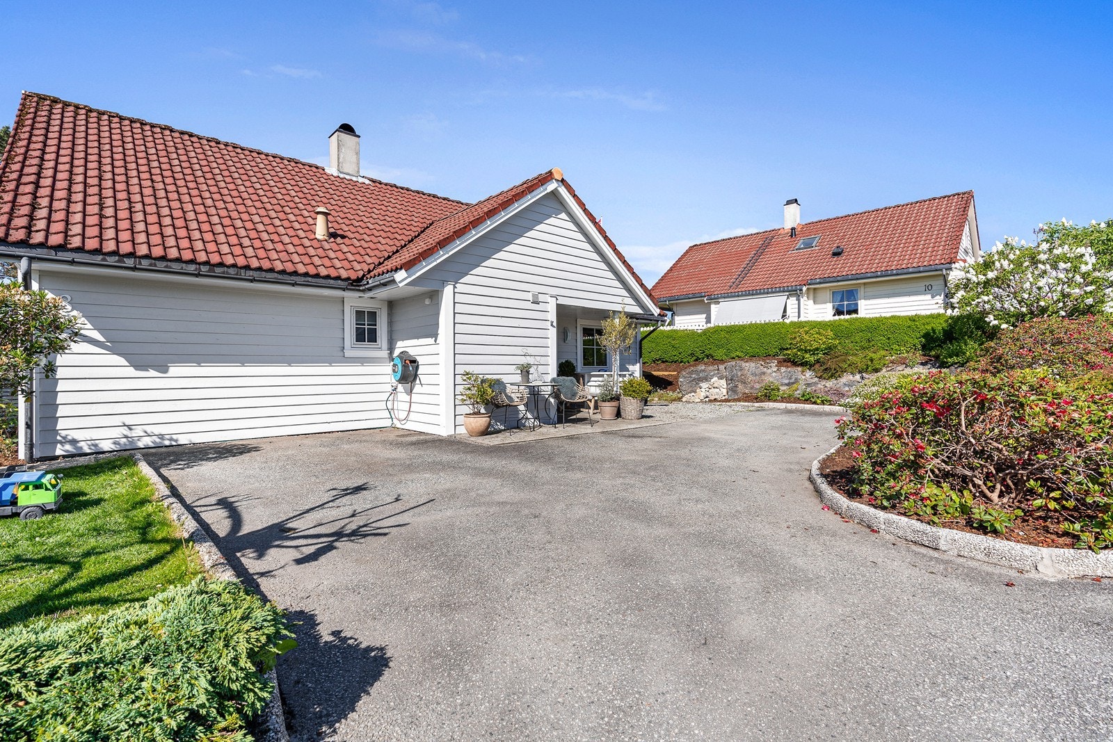 Parkering på egen tomt med god plass til flere biler. Galleribilde