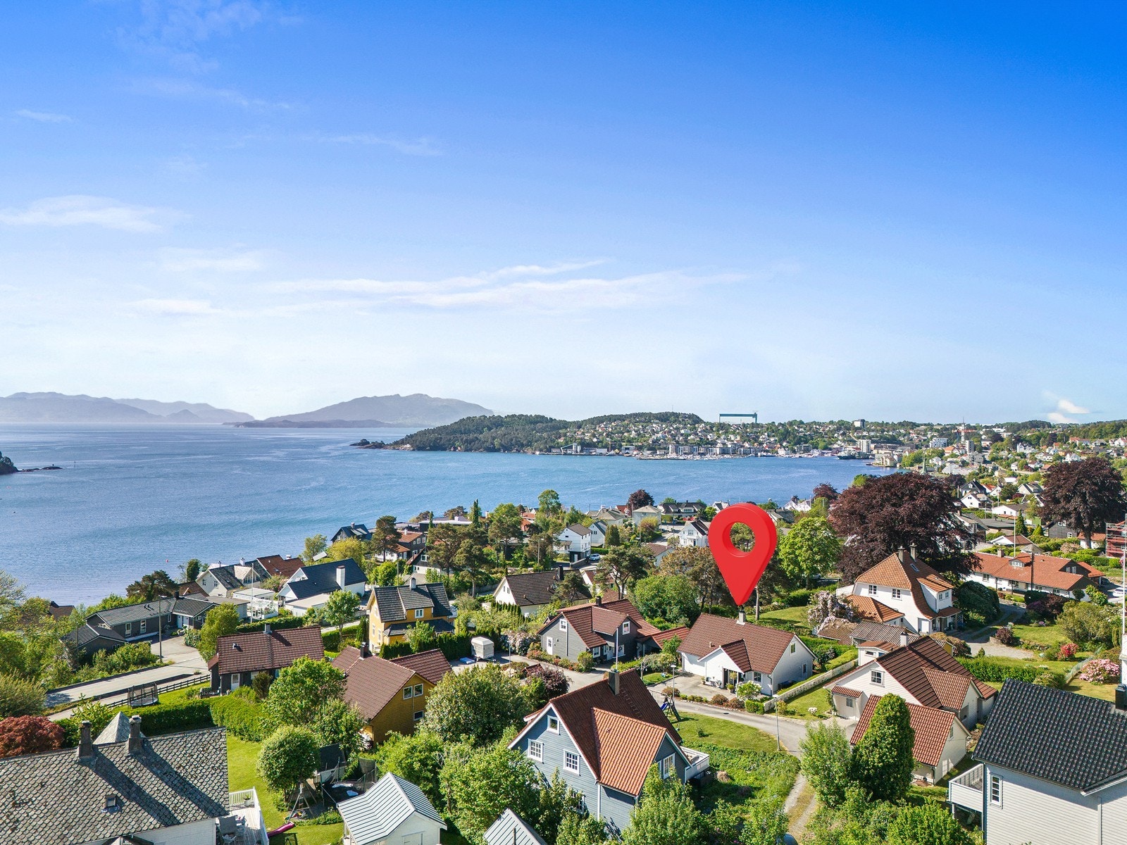 En innholdsrik enebolig i et veletablert og meget populært boligområde i Hystadtunet på Hystad. Galleribilde