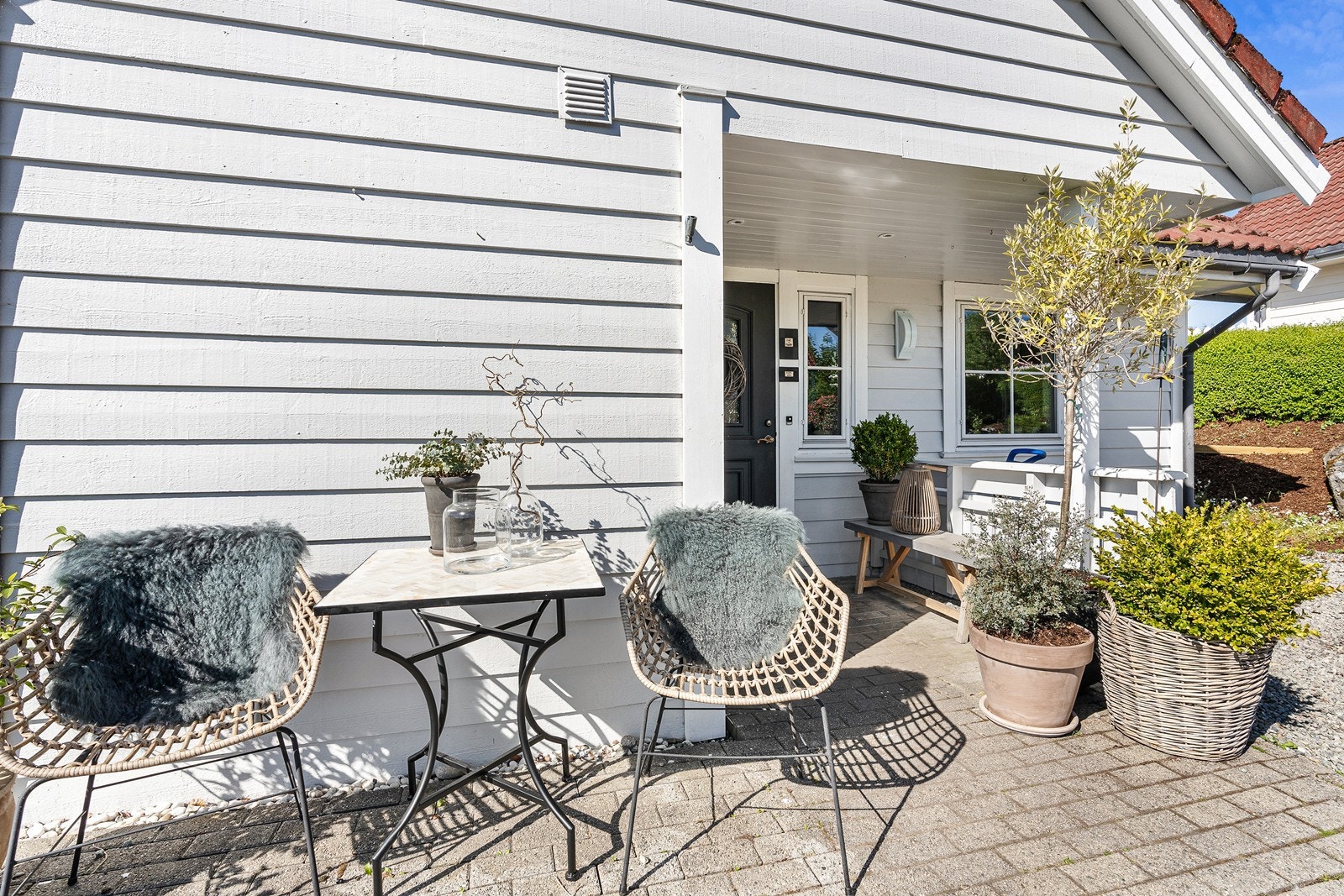 Innbydende og velstelt inngangsparti. Også her er det gode innredningsmuligheter. Galleribilde