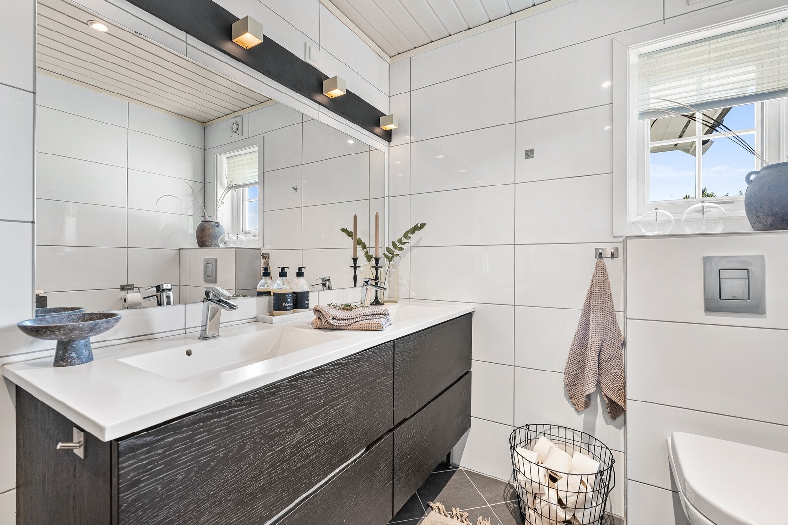 Stilrent helfliset bad med elektriske varmekabler i gulv. Galleribilde