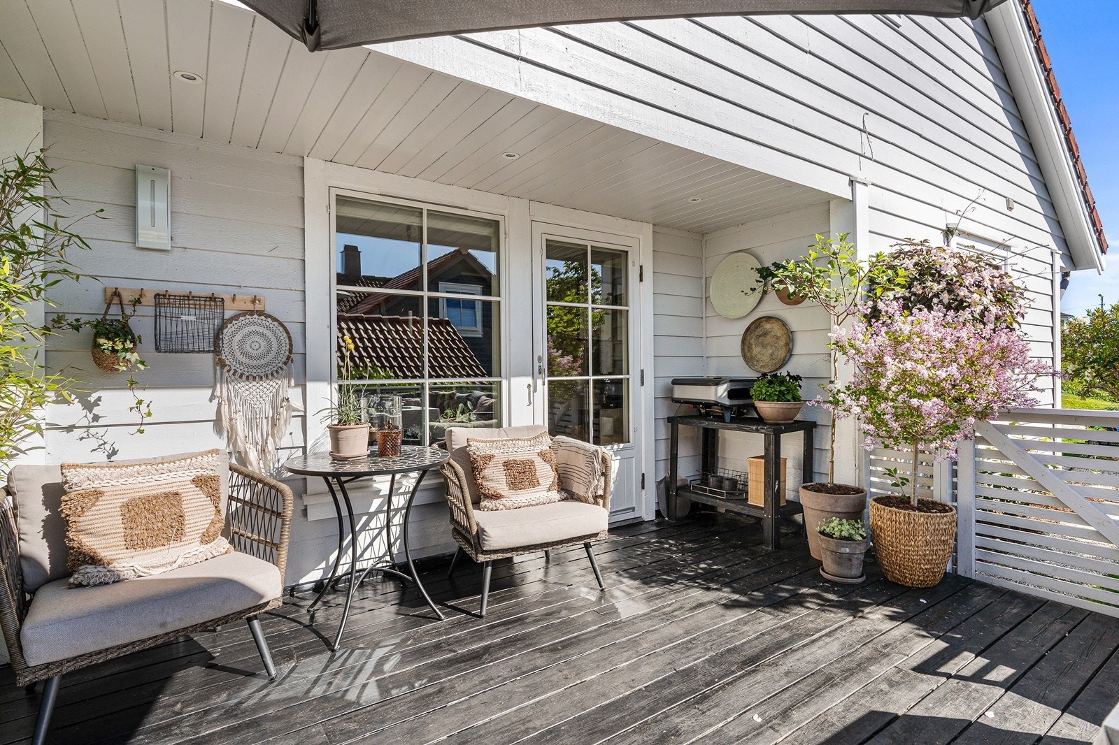 Herfra kan man nyte varme vår- og sommerdager med grill og hyggelige samlinger. Galleribilde